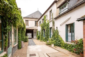 Exterior - Hotel De France - LOGIS DE FRANCE (La Chartre-sur-le-Loir)
