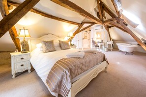 Triple Room | Desk, free cribs/infant beds, rollaway beds, free WiFi