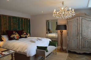 Desk, free cots/infant beds, rollaway beds, free WiFi - Hotel De France - LOGIS DE FRANCE (La Chartre-sur-le-Loir)