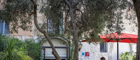 Vista frontal de la propiedad