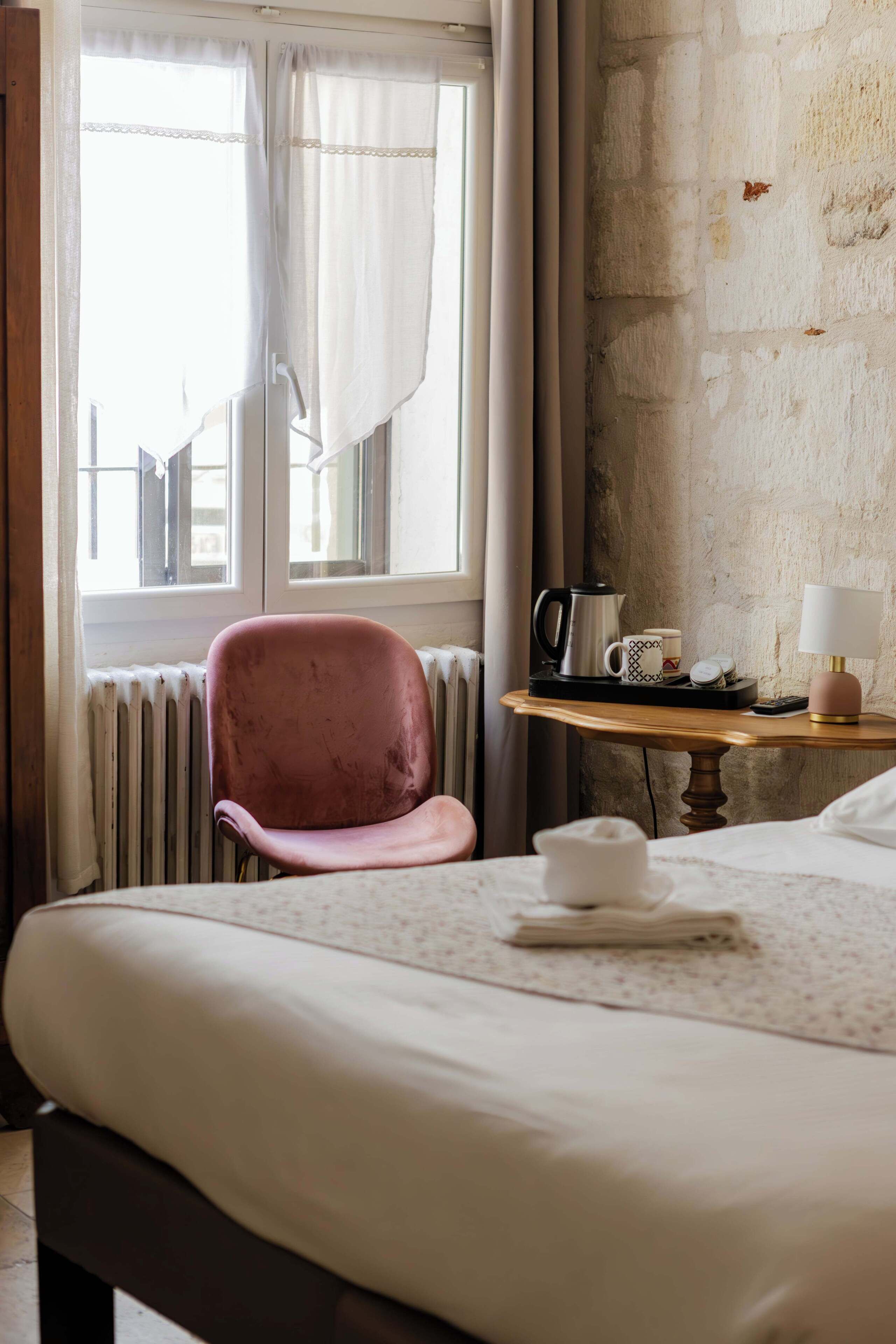 双人房 | 高档床上用  品、迷你吧、客房内保险箱、办公桌