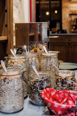 Daily full breakfast for a fee - Hôtel La Muette (Arles)