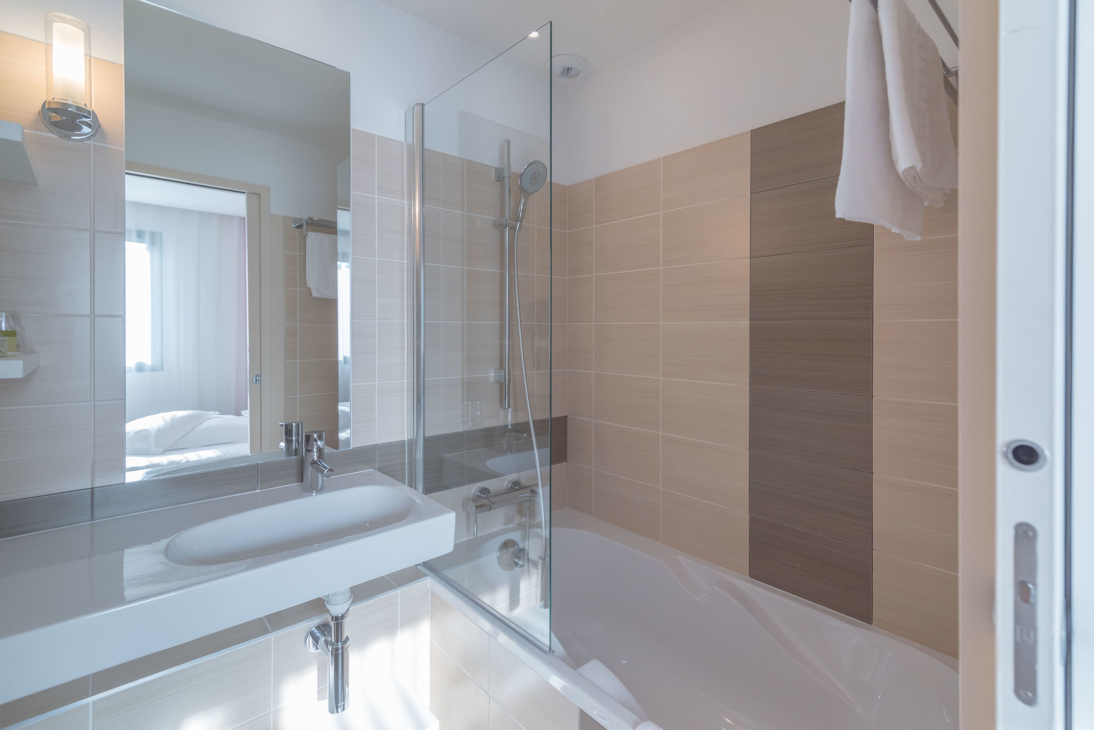basic double room | bathroom | bathtub, towels