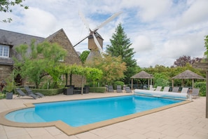 Seasonal outdoor pool - Logis Hôtel Domaine du Moulin Cavier - Restaurants & Spa (Avrille)