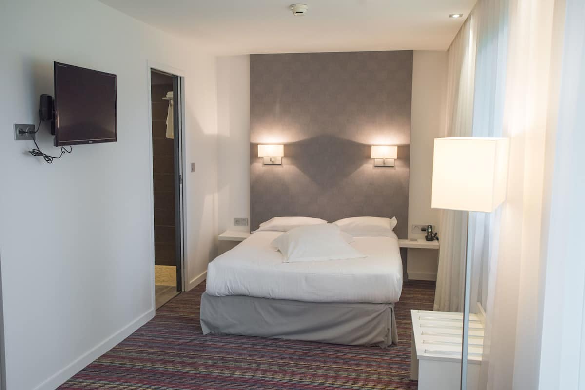 Soundproofing, free WiFi, bed sheets