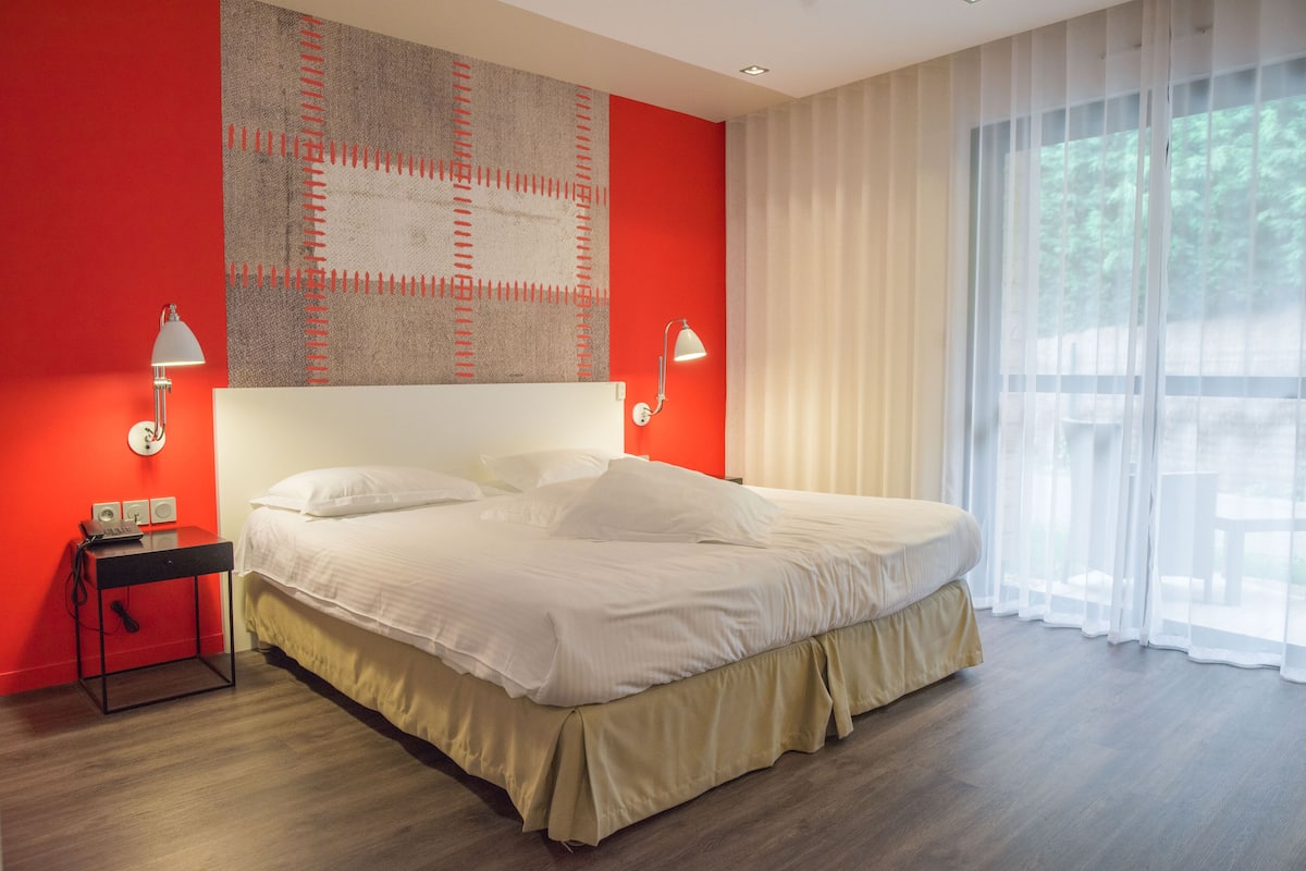 Soundproofing, free WiFi, bed sheets