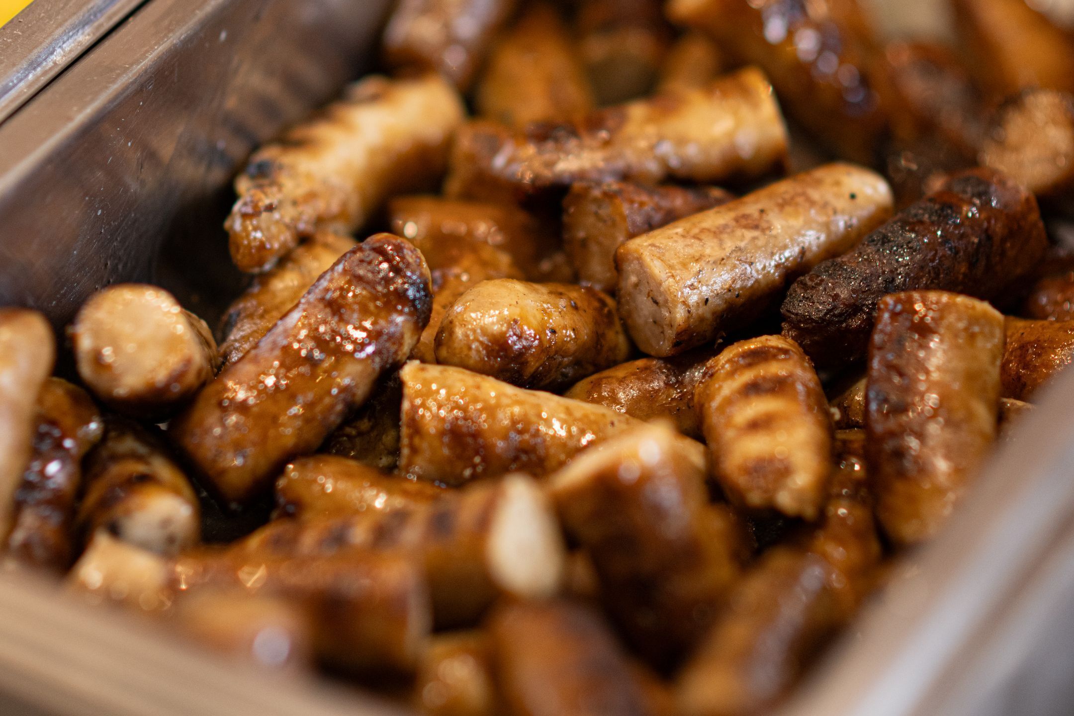 A tray of cooked sausages.