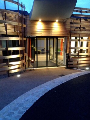 Property entrance - Logis Hôtel Domaine du Moulin Cavier - Restaurants & Spa (Avrille)