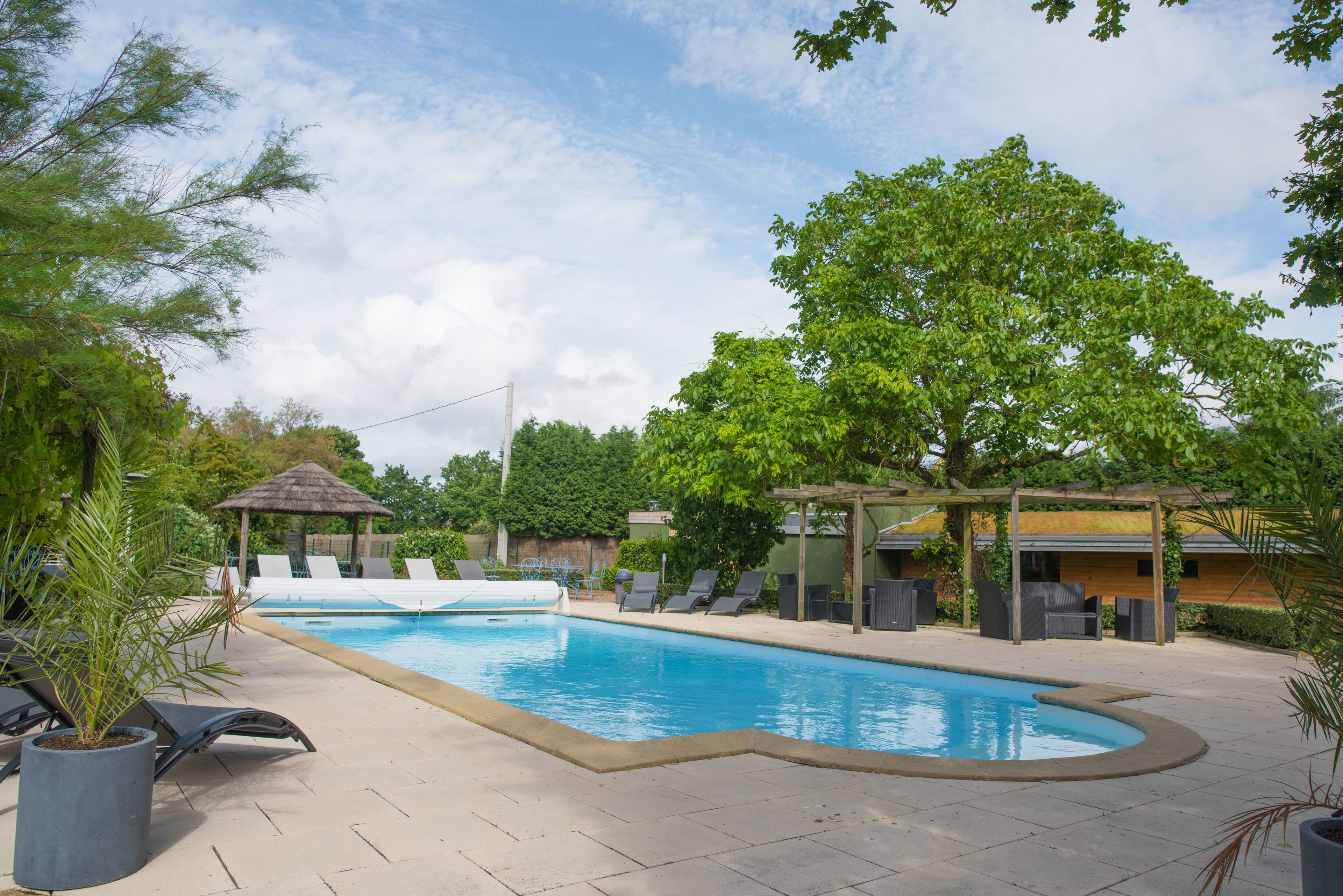 季节性开放的室外游泳池