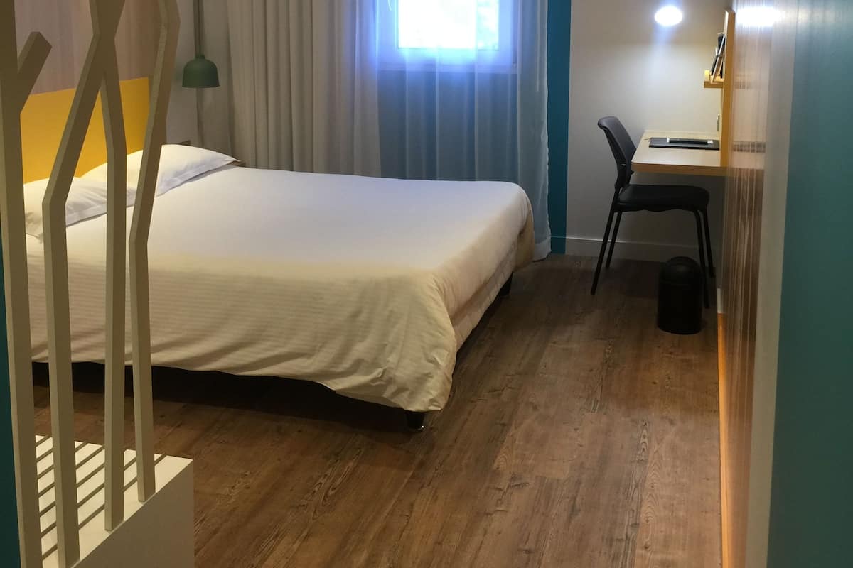 Soundproofing, free WiFi, bed sheets