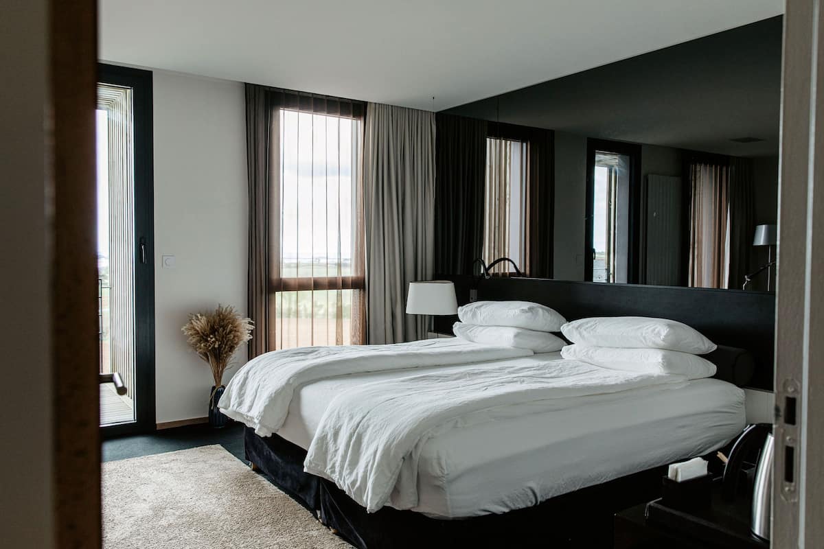 Junior suite, 1 kingsize bed | Luxe beddengoed, een kluis op de kamer, een bureau