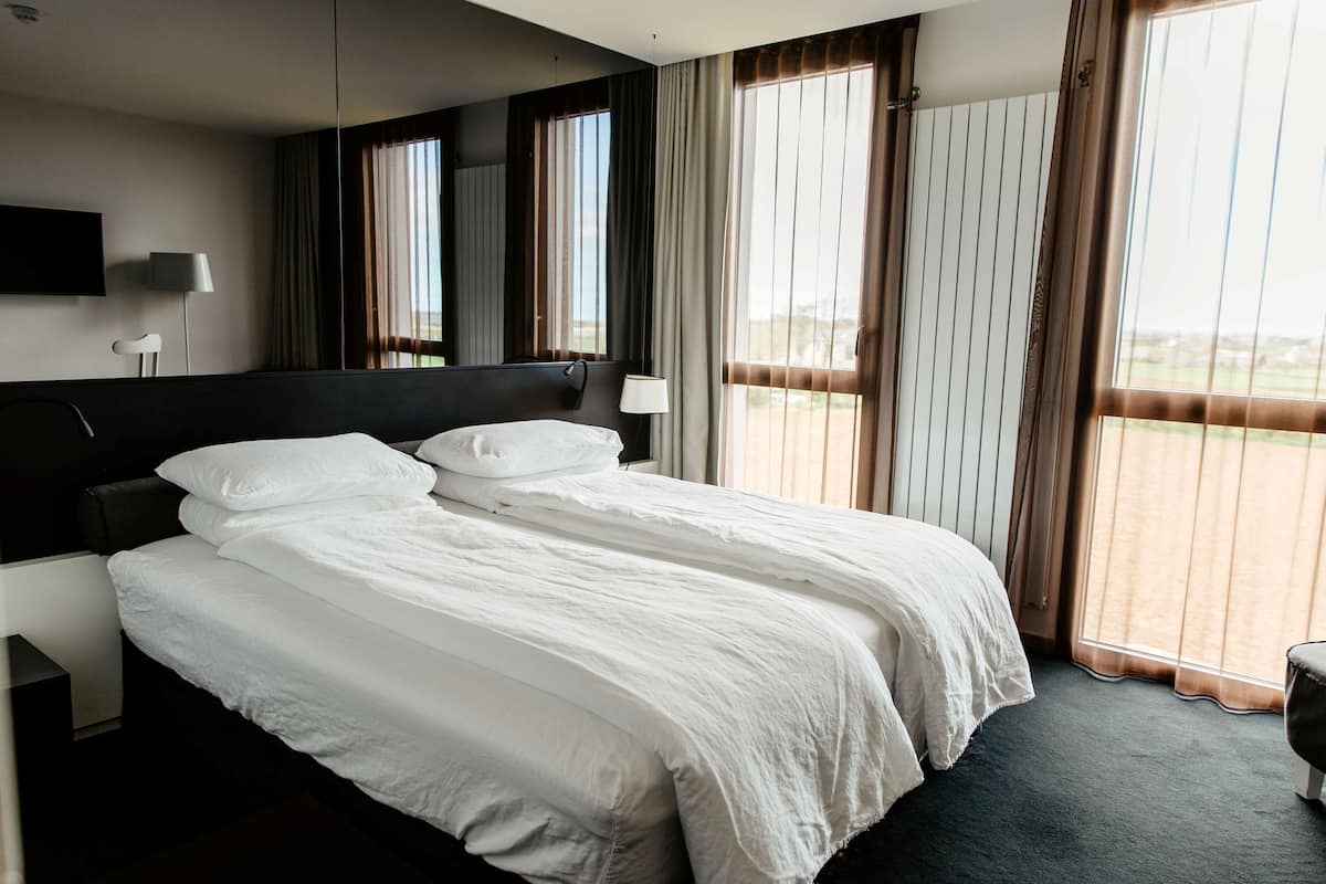 Deluxe tweepersoonskamer, 1 kingsize bed | Luxe beddengoed, een kluis op de kamer, een bureau