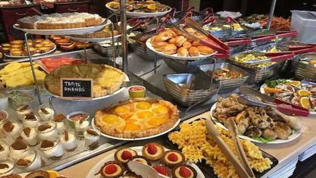 A buffet with various food items including pies, tarts, and seafood. - Green hôtels  Parc des Expositions (Tremblay-en-France)
