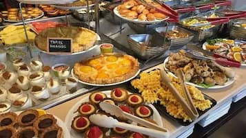 Melayani sarapan, makan siang, makan malam; sajian masakan Prancis