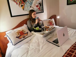 高档床上用品、加厚床垫、客房内保险箱、办公桌