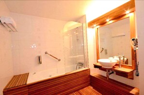 Hydromassage showerhead, hair dryer, towels, soap - Green hôtels  Parc des Expositions (Tremblay-en-France)