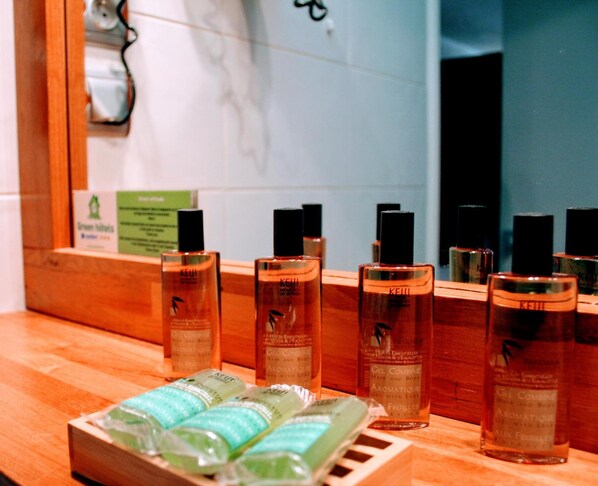 A display of KEUI hair and body gel in a hotel setting. - Green hôtels Parc des Expositions (Tremblay-en-France)