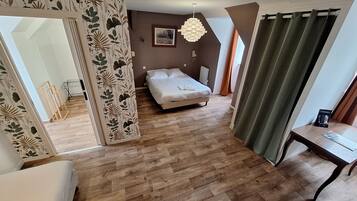 Driepersoonskamer | Een bureau, verduisterende gordijnen, een strijkplank/strijkijzer