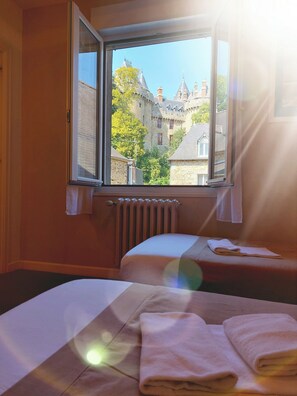 Escritorio, cortinas blackout y tabla de planchar con plancha