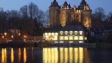 Voorkant accommodatie - avond/nacht