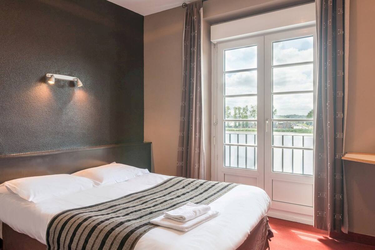 Comfort Double Room | Desk, blackout drapes, iron/ironing board (on request), WiFi (free)