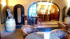 Een bar met houten meubels, een bar en een presentatie van flessen.