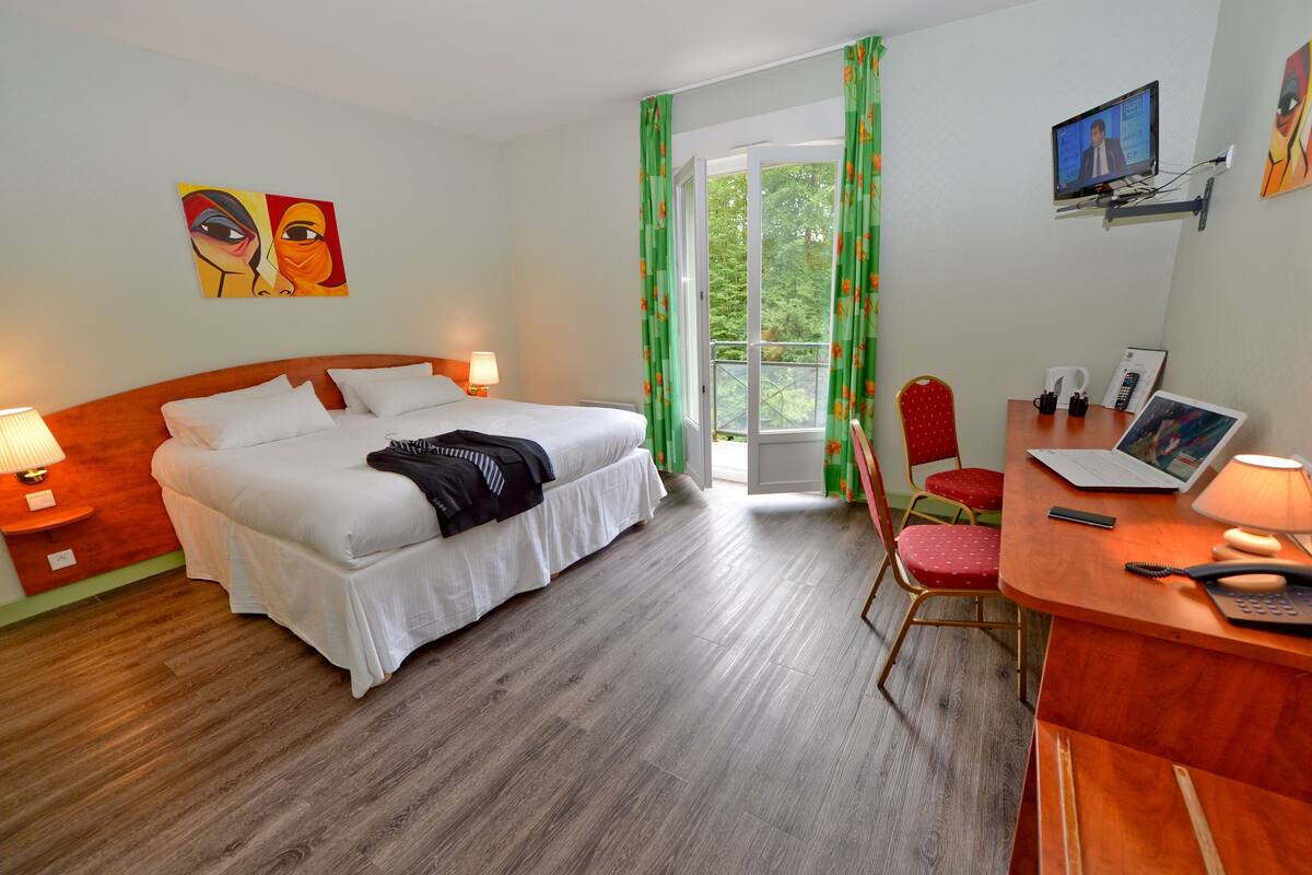 premium bedding, desk, laptop workspace, cots/infant beds