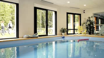 Piscine couverte, accÚs possible de 07 h 00 à 19 h 00, chaises longues