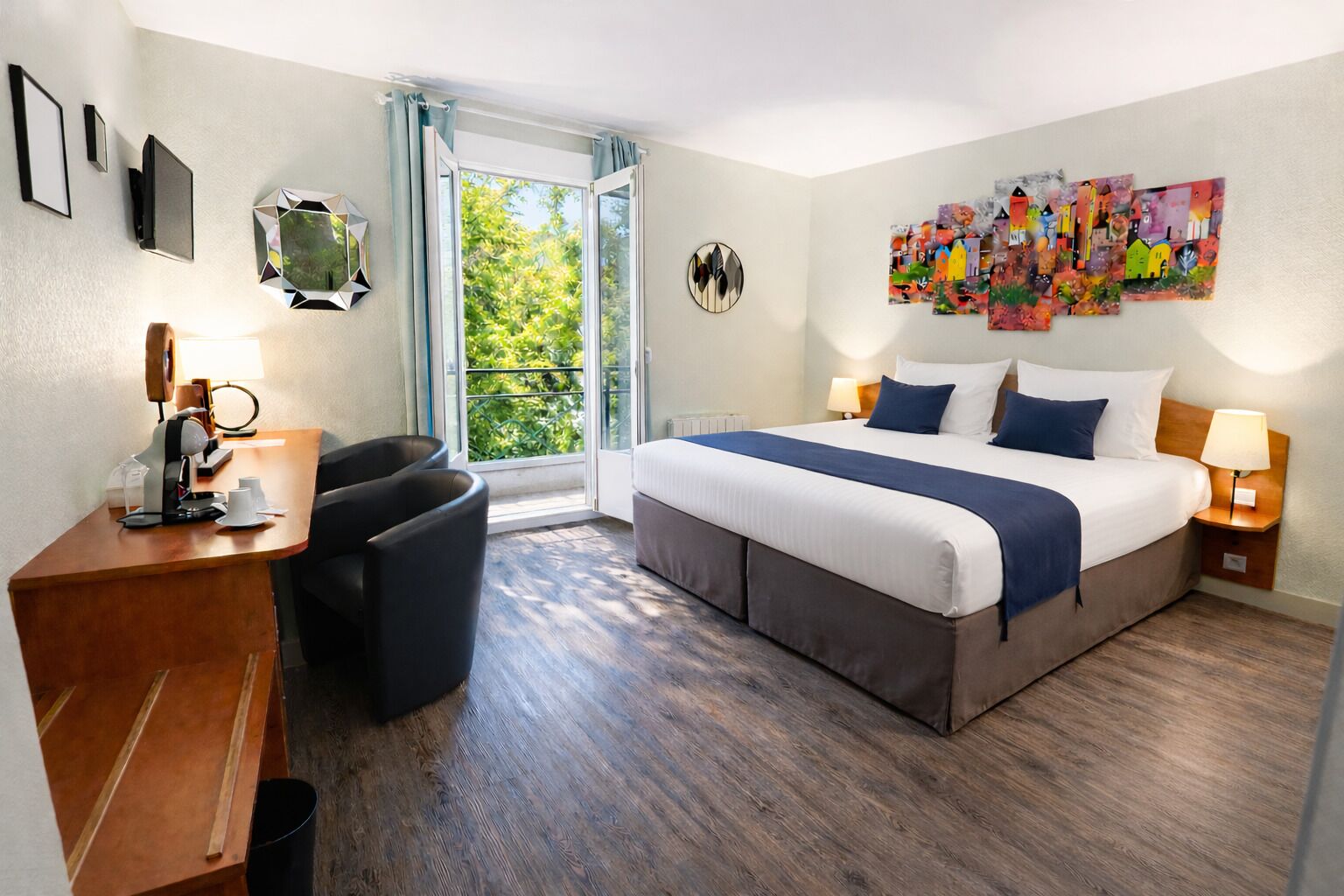 Roupas de cama premium, escrivaninha, espaço de trabalho para notebook