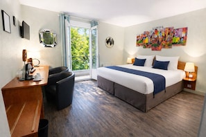 Hochwertige Bettwaren, Schreibtisch, laptopgeeigneter Arbeitsplatz