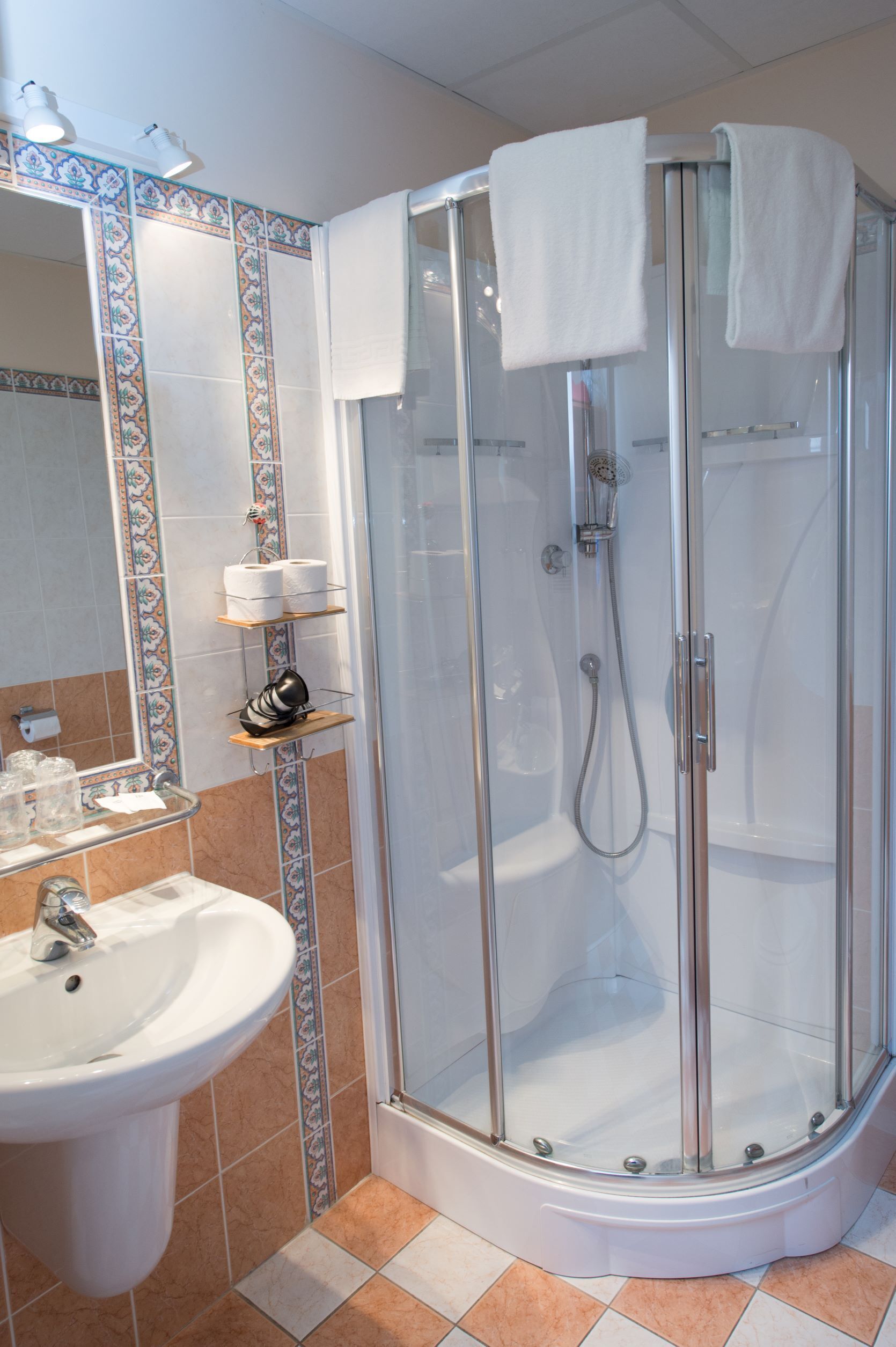 combined shower/bathtub, eco-friendly toiletries, towels