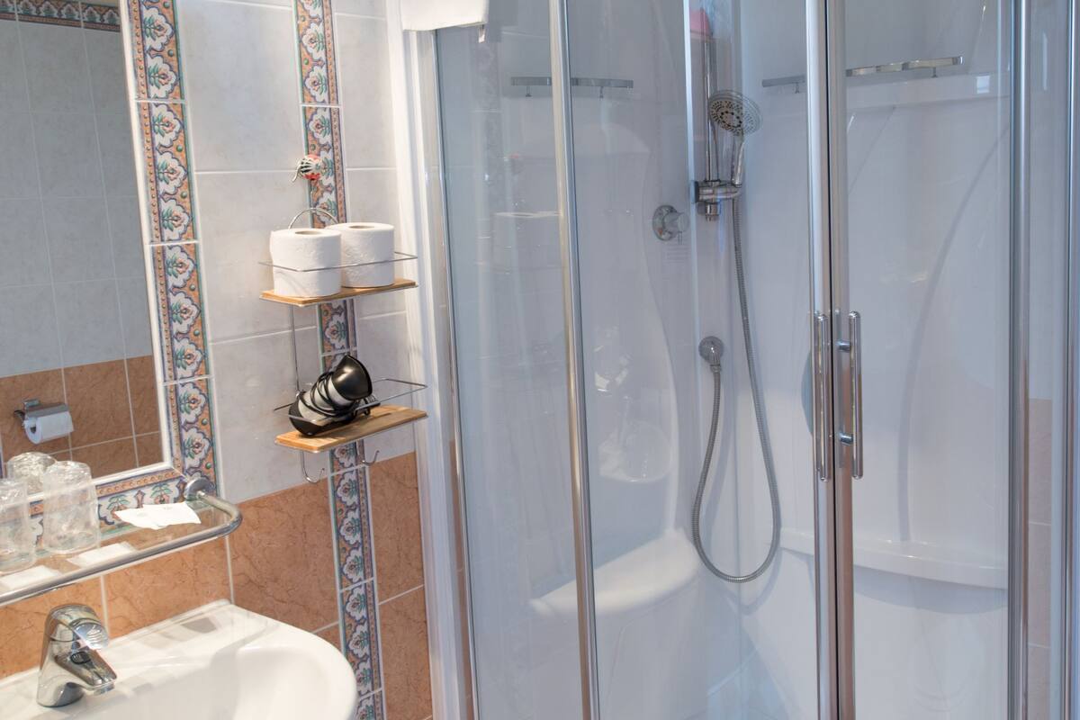 combined shower/bathtub, eco-friendly toiletries, towels