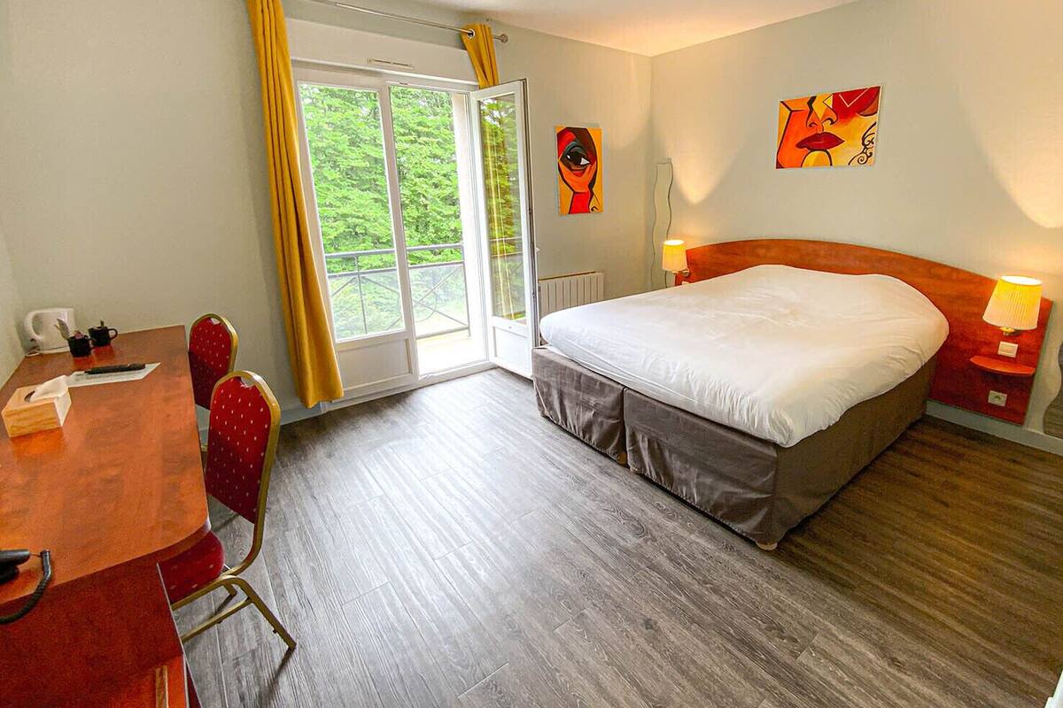 premium bedding, desk, laptop workspace, cots/infant beds