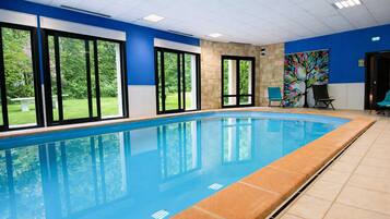Een binnenzwembad, open van 07.00 uur tot 19.00 uur, en ligstoelen