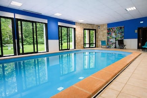 Innenpool, geöffnet von 07:00 Uhr bis 19:00 Uhr, Liegestühle