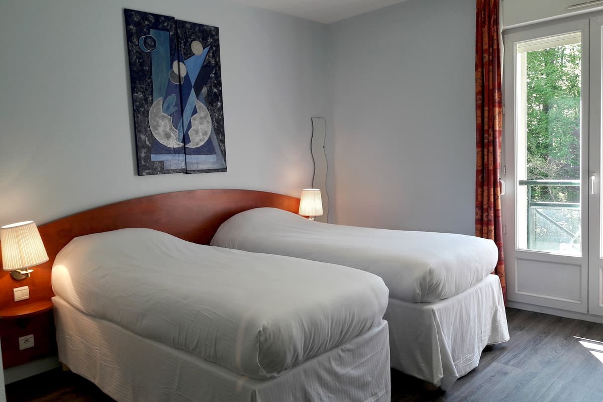 twin room | premium bedding, desk, laptop workspace, cots/infant beds