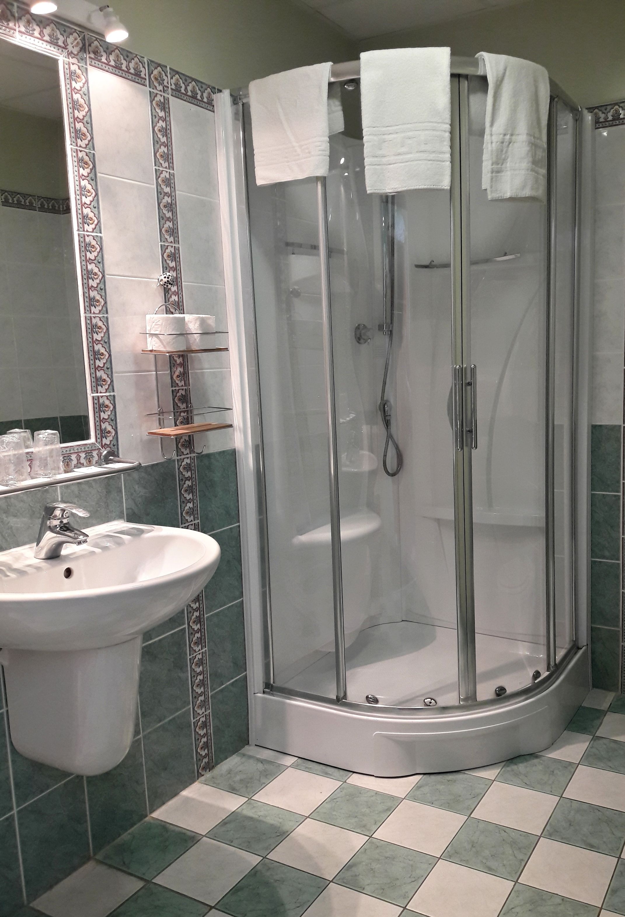 combined shower/bathtub, eco-friendly toiletries, towels