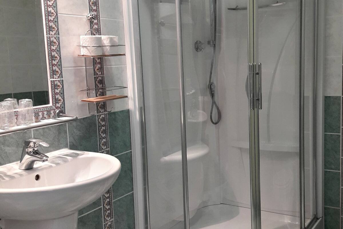 combined shower/bathtub, eco-friendly toiletries, towels