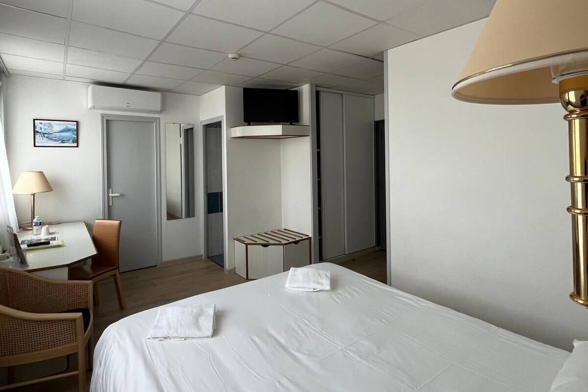 Superior Double Room | Desk, iron/ironing board (on request), WiFi (free)