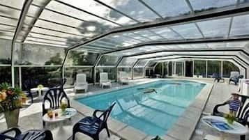 Indoor pool, sun loungers