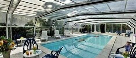 Indoor pool, pool loungers