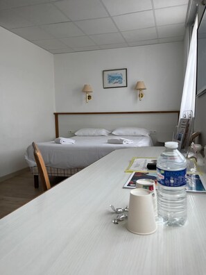 Superior Double Room | Desk, iron/ironing board (on request), WiFi (free) - Hôtel de la Mer (La Tranche-sur-Mer)