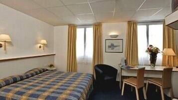 客室ごとに異なる装飾、客室ごとに異なるインテリア、デスク、アイロン / アイロン台