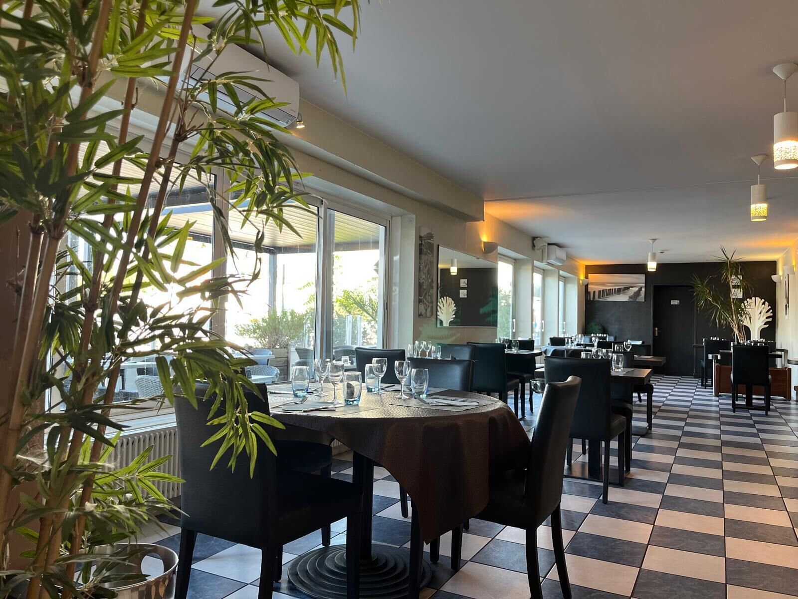 Petit déjeuner, déjeuner et dîner servis sur place