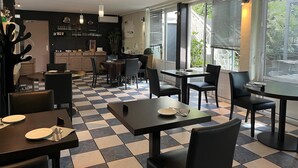 Daily buffet breakfast for a fee - Hôtel de la Mer (La Tranche-sur-Mer)
