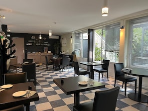 每日供應自助早餐 (費用另計)