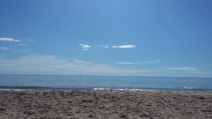 A beach with a clear sky and calm sea. - Hôtel de la Mer (La Tranche-sur-Mer)