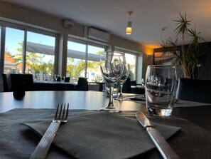 供应早餐、午餐和晚餐
