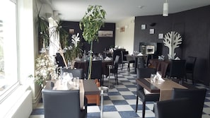 朝食、ランチ、ディナーに営業