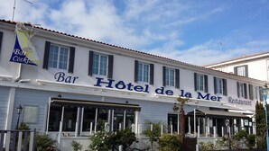 A building with a sign reading "Bar Hotel de la Mer Restaurant". - Hôtel de la Mer (La Tranche-sur-Mer)